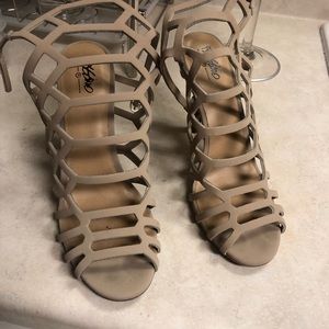 Nude caged heels in size 7!